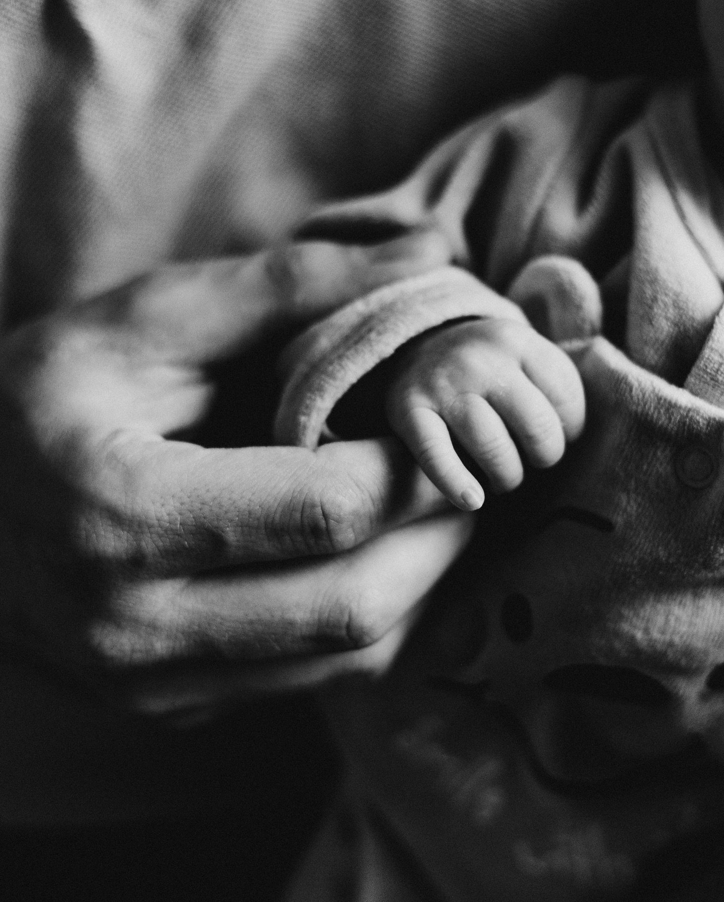 ✨ Merci à Julie et Kevin pour leur confiance au fil de ces dernières années. D’anniversaire en anniversaire, de grossesse à aujourd’hui ! Cette fidélité me touche, j’en suis très reconnaissante 🙂‍↕️

👀Par soucis de confidentialité, je garderais la tête de ce petit bébé pour mes clients et moi, maaais j’ai eu l’autorisation de partager quelques petits détails ! Merci à eux. 

______

🙋🏻‍♀️ Hello! Moi c’est Justine et je suis photographe grossesse et naissance à Lyon mais aussi dans toute la France. Avec douceur et sensibilité, je vous accompagne dans cette parenthèse de vie en priorisant vos besoins pour des souvenirs à vie. Pour vous, jeunes parents mais aussi pour bébé. 🔥

💌 hello@justinesancho.fr ou DM instagram 

_______

#photographelyon #photographelyonnaise #photographegrossesselyon #photographenaissancelyon #photographegrossessebeaujolais #photographegrossesseain