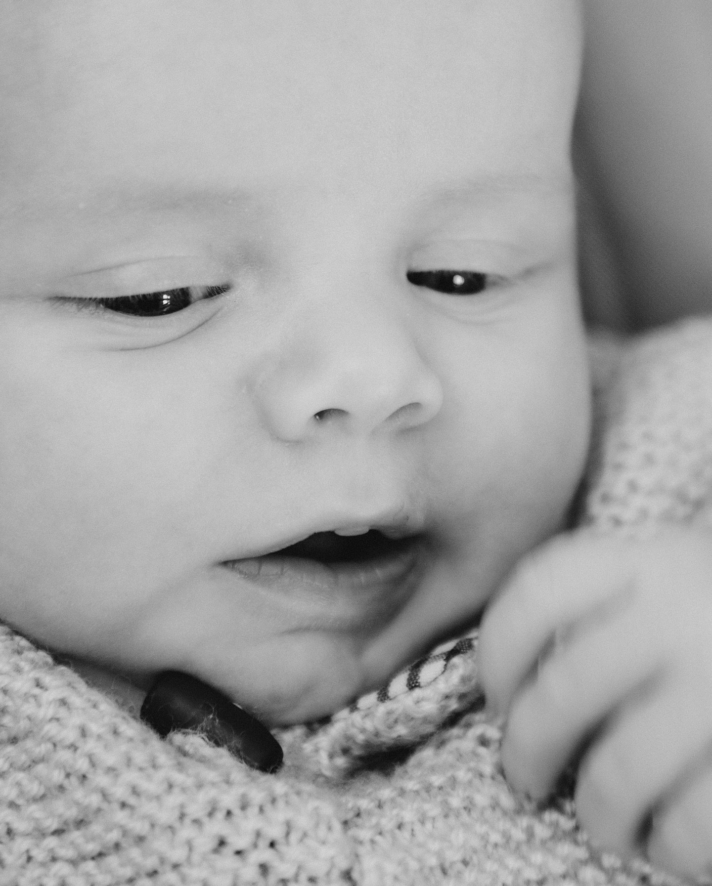 🤎 Little details 

______

🙋🏻‍♀️ Hello! Moi c’est Justine et je suis photographe grossesse et naissance à Lyon mais aussi dans toute la France. Avec douceur et sensibilité, je vous accompagne dans cette parenthèse de vie en priorisant vos besoins pour des souvenirs à vie. Pour vous, jeunes parents mais aussi pour bébé. 🔥

💌 hello@justinesancho.fr ou DM instagram 

_______

#photographelyon #photographelyonnaise #photographegrossesselyon #photographenaissancelyon #photographegrossessebeaujolais #photographegrossesseain